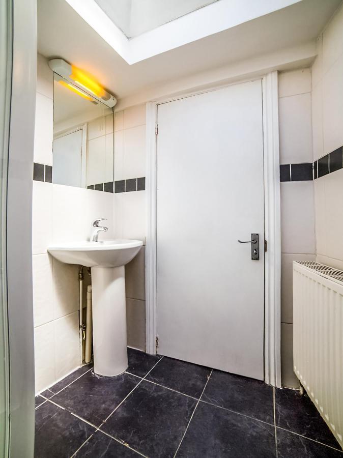 Oyo Tamtam Acton Hotel ロンドン エクステリア 写真