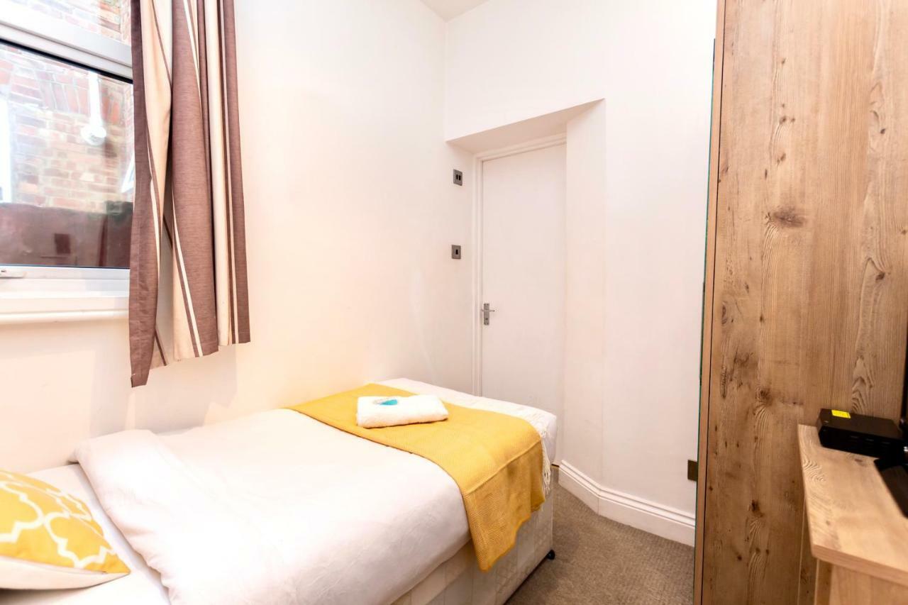 Oyo Tamtam Acton Hotel ロンドン エクステリア 写真
