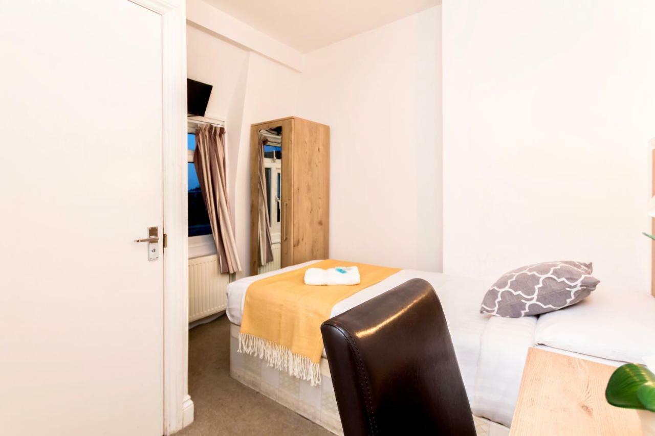 Oyo Tamtam Acton Hotel ロンドン エクステリア 写真