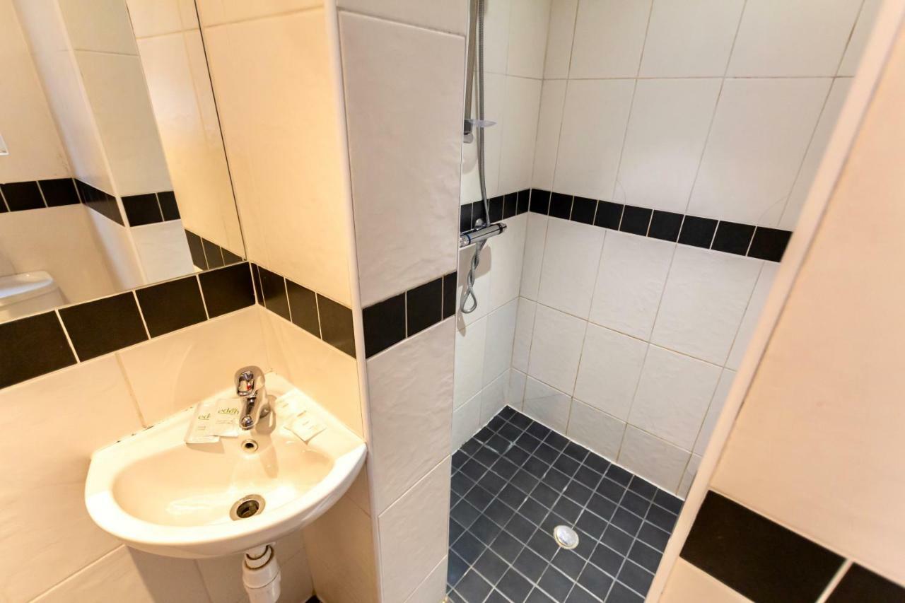 Oyo Tamtam Acton Hotel ロンドン エクステリア 写真